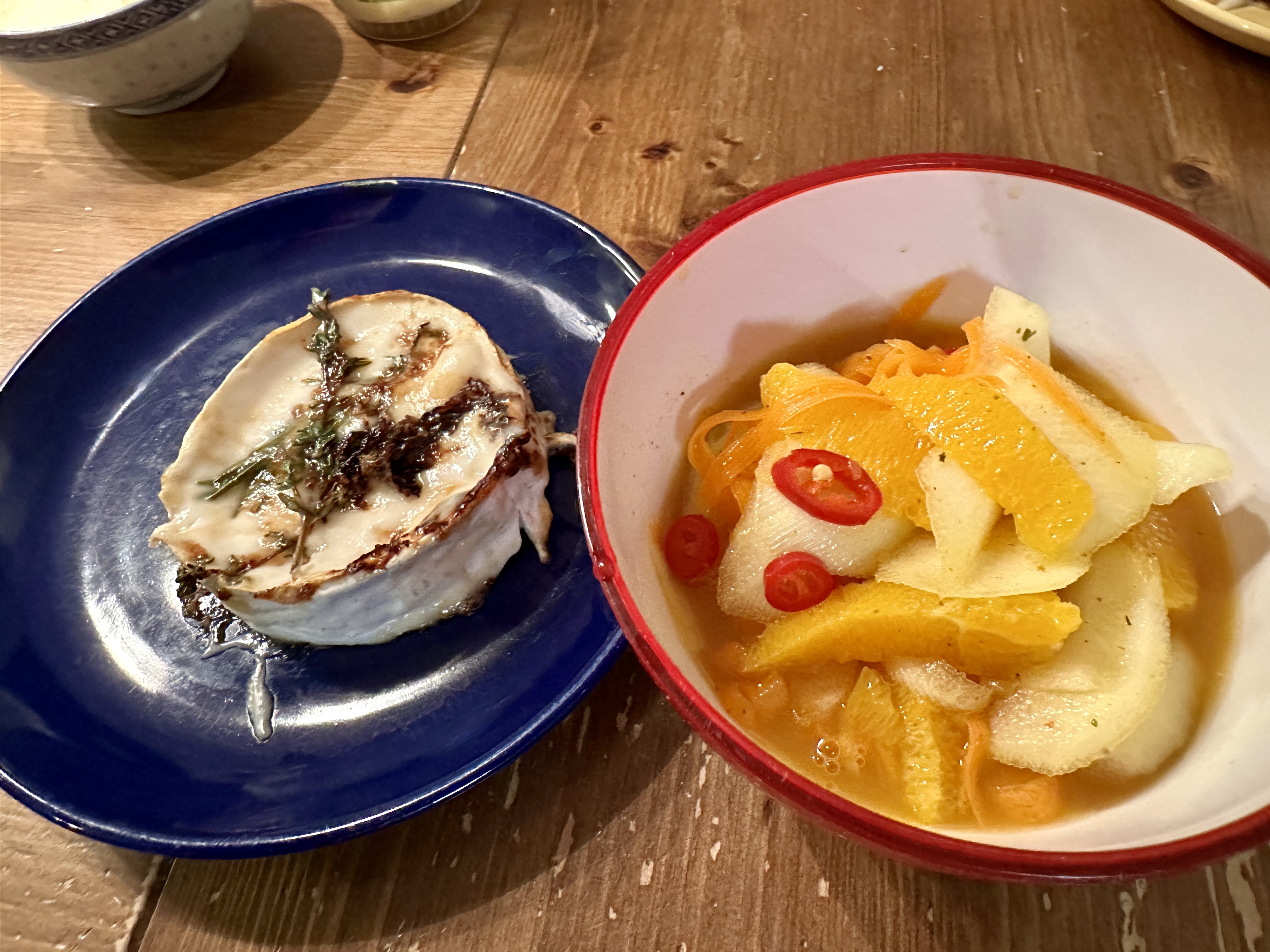 <i>Karottensalat</i><i>mit gebratenem</i><i>Ziegenkäse</i>
